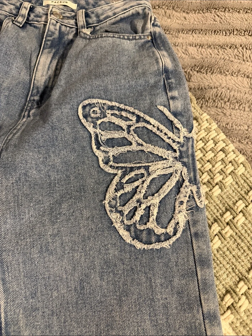 Women’s Pacsun butterfly jeans 🦋